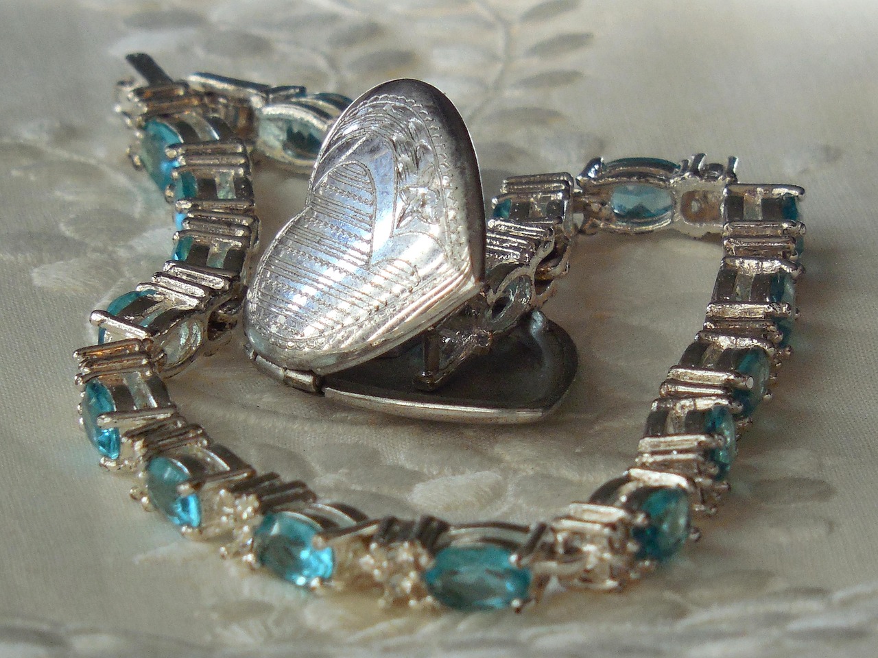 最新款白金項鏈圖片，時尚與優(yōu)雅的完美融合展現(xiàn)風(fēng)采